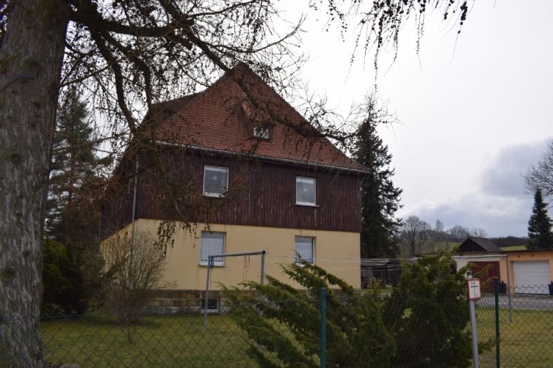 Bad Gottleuba-Berggießhübel: Zwei MFH, 777 m², mit 10 WOHNEINHEITEN und Garagen.
