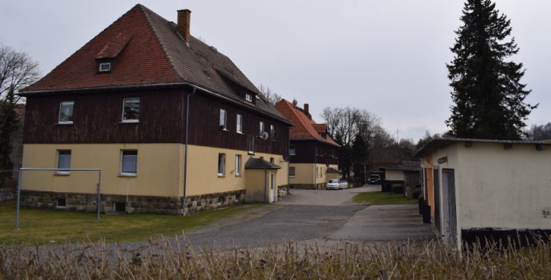 Bad Gottleuba-Berggießhübel: Zwei MFH, 777 m², mit 10 WOHNEINHEITEN und Garagen.