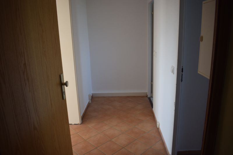Einraumwohnung mit Einbauküche und PKW Stellplatz in Grüner Lage