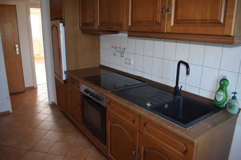Einraumwohnung mit Einbauküche und PKW Stellplatz in Grüner Lage